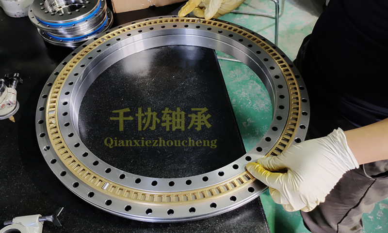 轉(zhuǎn)臺軸承需要預(yù)緊嗎？預(yù)緊的目的和方法